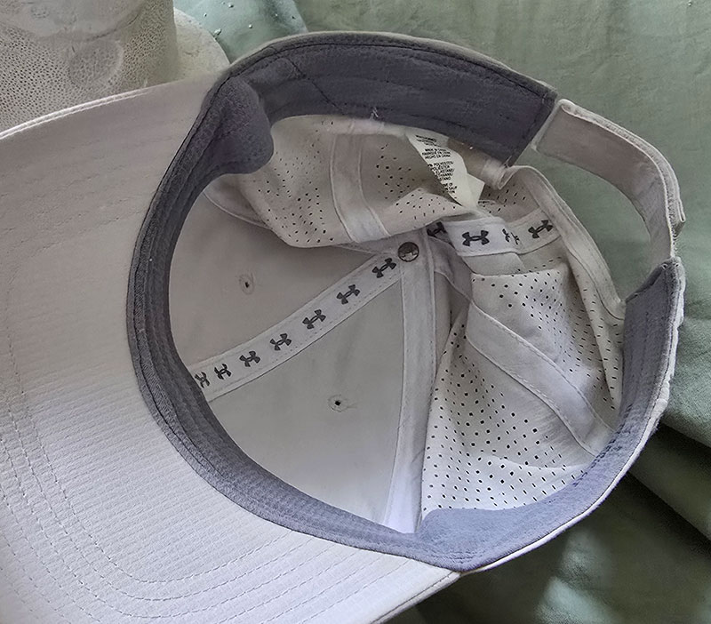 UNDER ARMOUR white