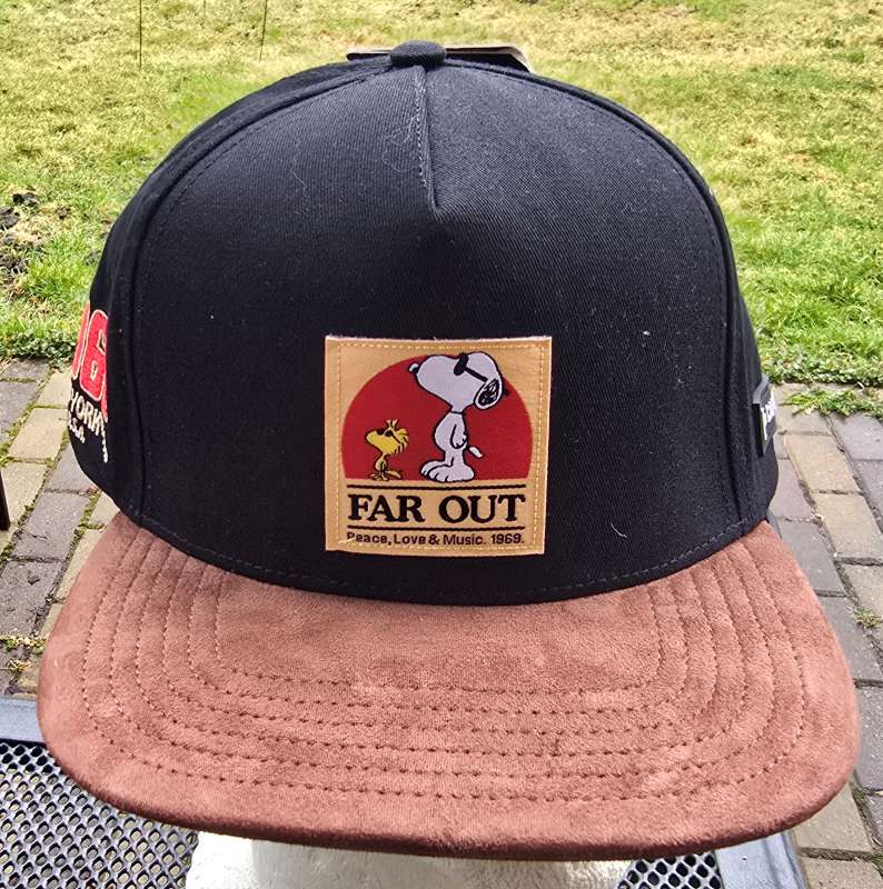 FAR OUT Peace, Love & Music PEANUTS black brown