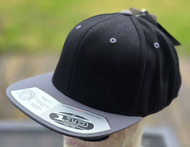 110 FLEXFIT SNAPBACK gray black