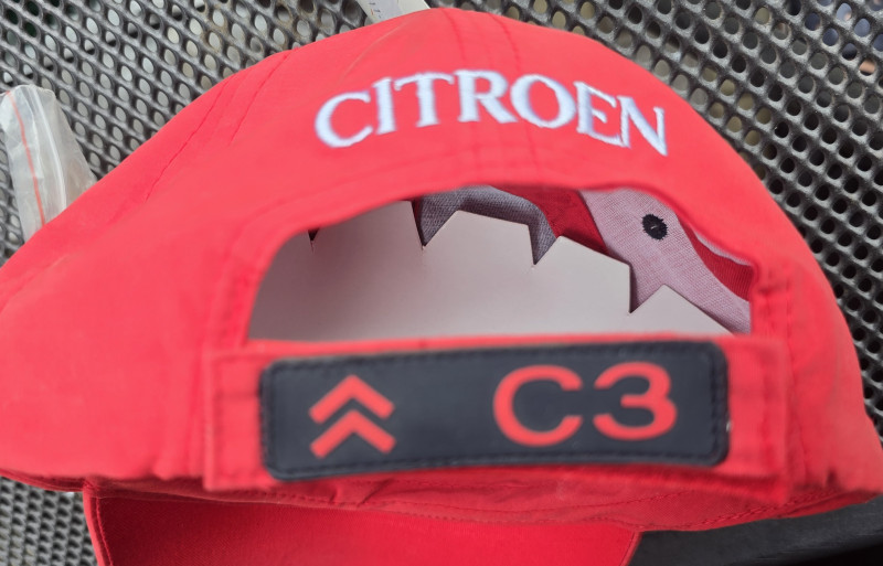 Citroen C3 red dark blue